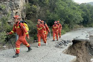 是痛还是忧？孙兴慜因伤被换下后，似乎在替补席哭泣